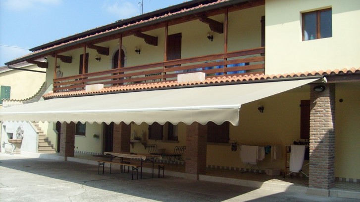 tende-da-sole-tende-a-bracci-barra-quadra-lux_3